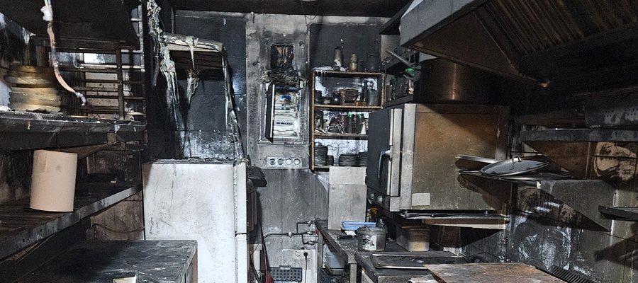 Cocina de restaurante totalmente destruida por incendio — antes