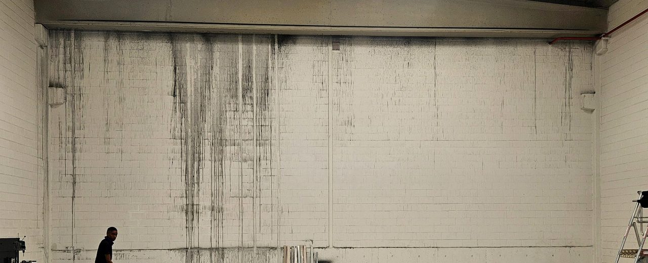 Nave industrial con hollín y daños graves por incendio — antes de la limpieza