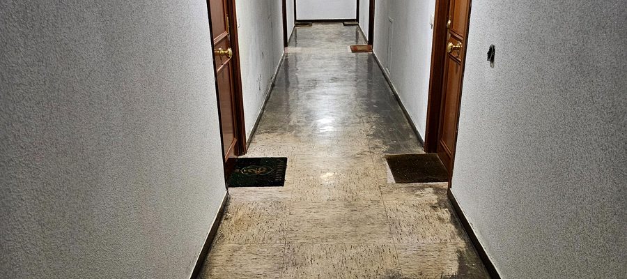 Pasillo de comunidad de vecinos con daños por humo e incendio