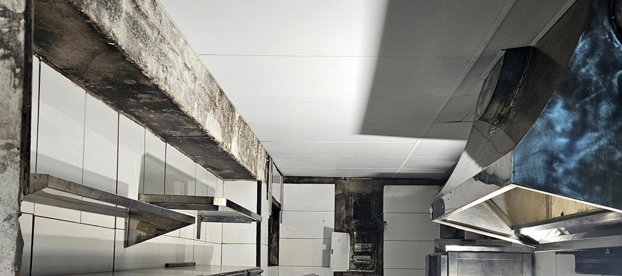 Cocina de restaurante limpia y operativa tras limpieza post-incendio