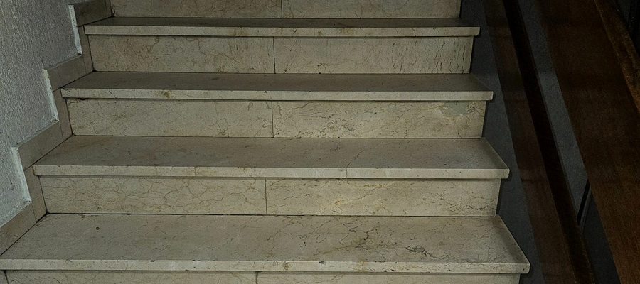 Escaleras de mármol restauradas y limpias tras intervención especializada