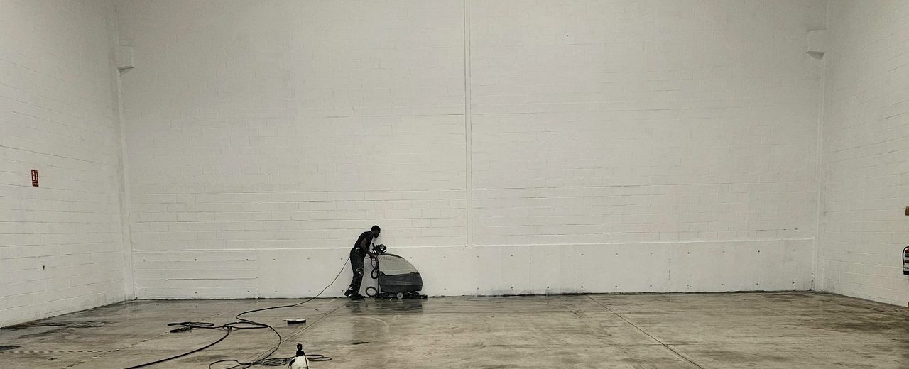 Nave industrial completamente limpia tras limpieza especializada post-incendio