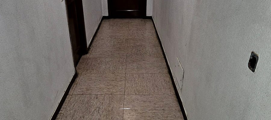 Pasillo de comunidad completamente limpio y habitable tras limpieza post-incendio