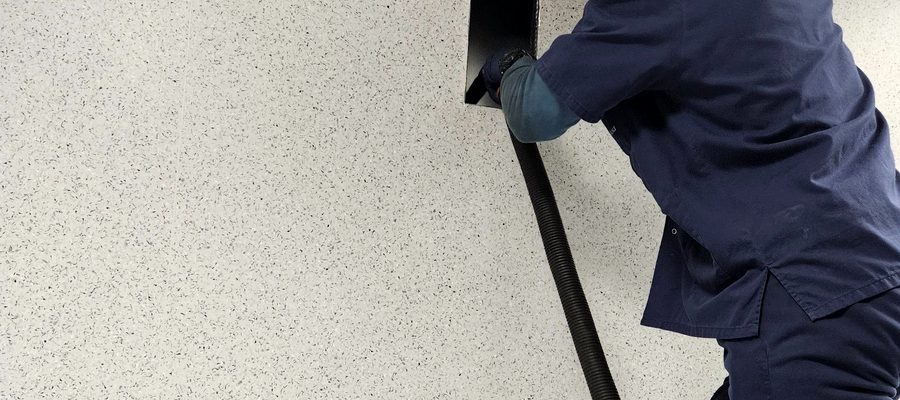 Técnico especializado limpiando conductos y superficies afectadas por humo