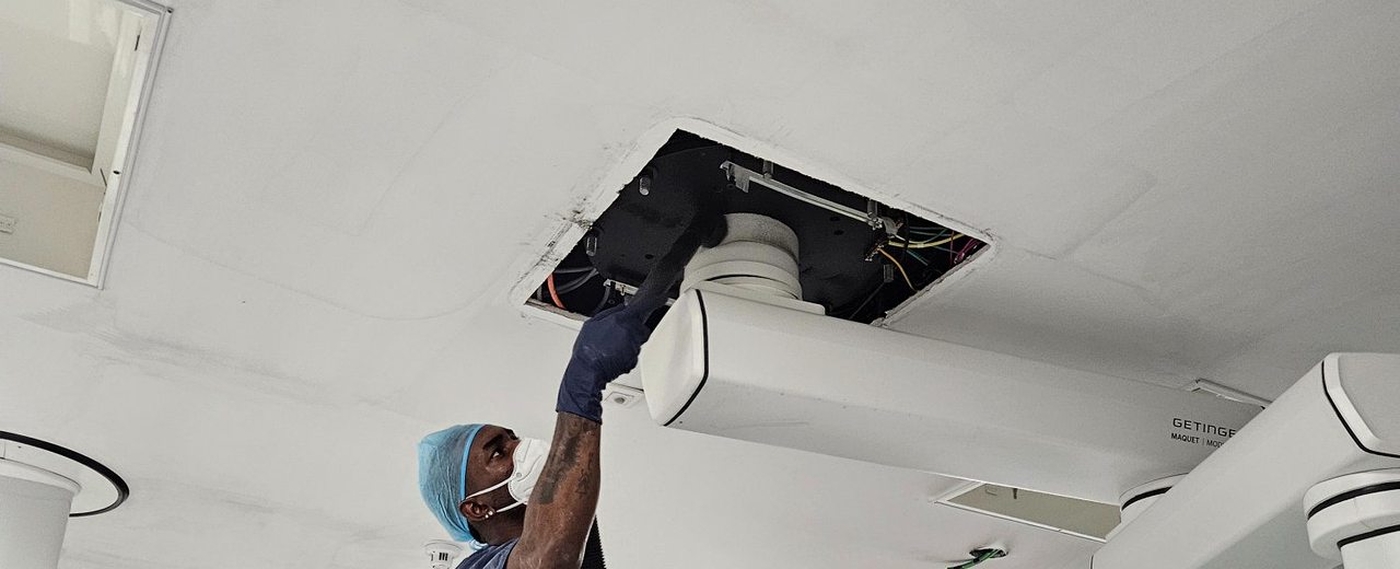 Equipo profesional de limpieza especializada trabajando en instalaciones técnicas