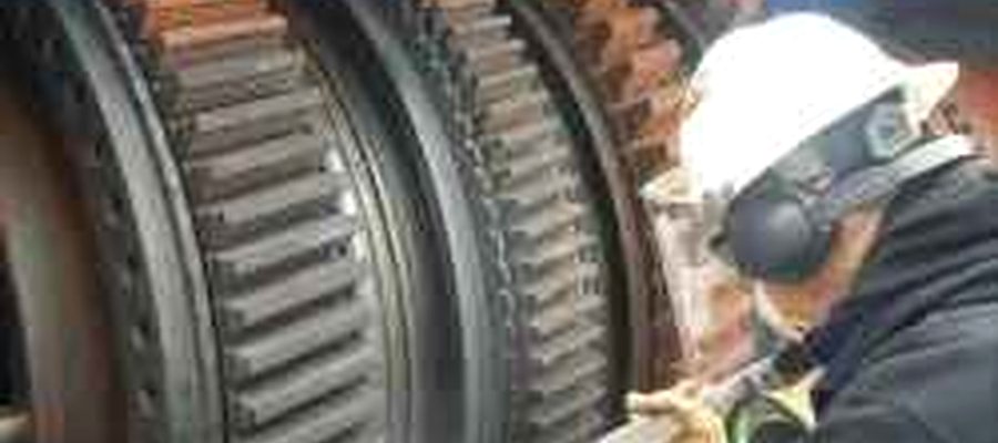 Técnico aplicando hielo seco en engranajes industriales — limpieza sin desmontaje