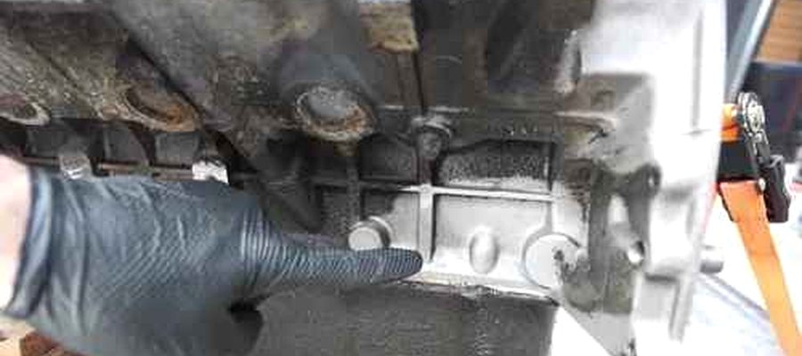 Limpieza criogénica con hielo seco en motor industrial — grasa y hollín eliminados