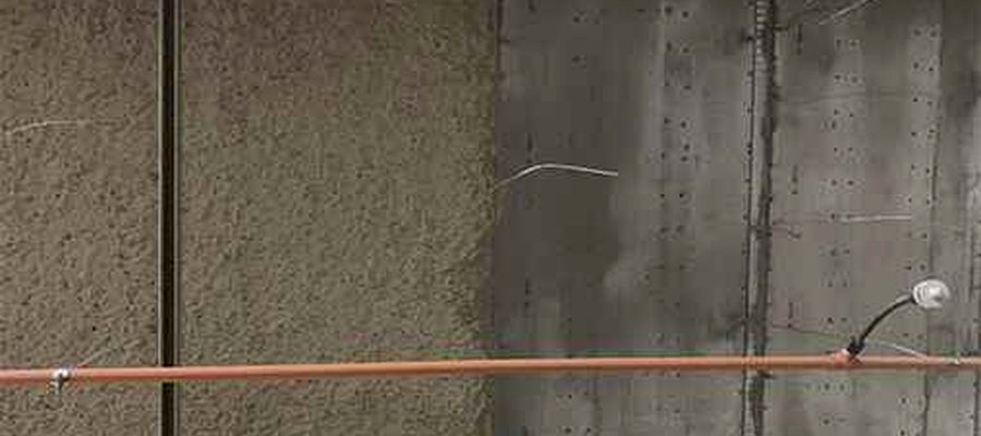 Antes y después de limpieza criogénica en muro de hormigón — resultado impecable