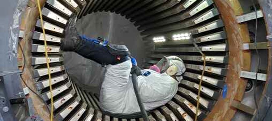 Técnico dentro de rotor de turbina aplicando limpieza criogénica con hielo seco