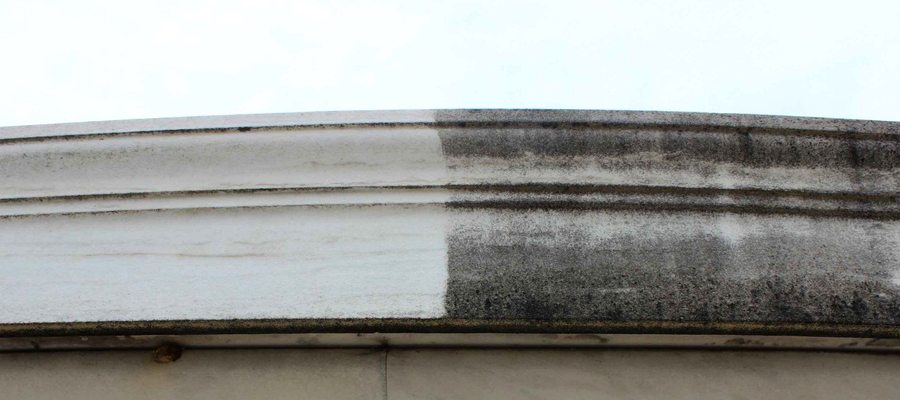 Cornisa de edificio histórico limpiada con láser — sin dañar la piedra