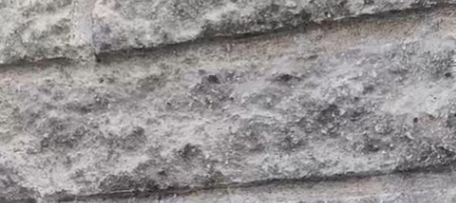 Detalle de limpieza láser en piedra natural — precisión milimétrica