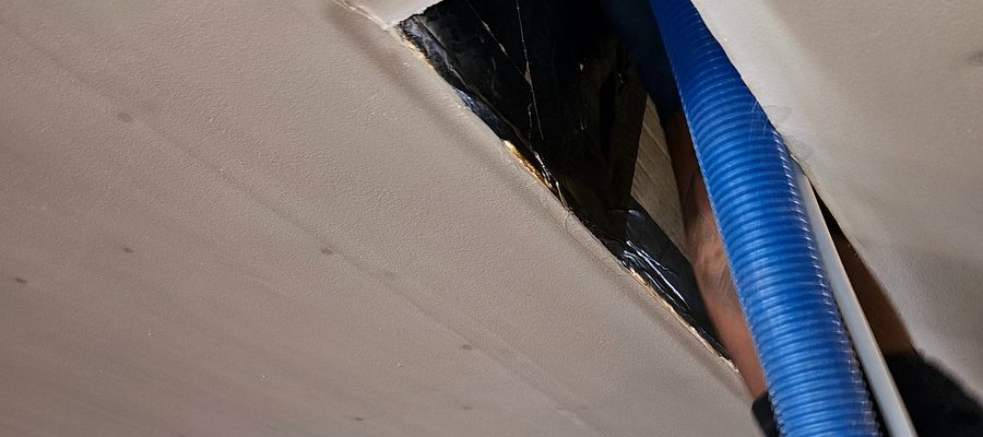 Sistema de extracción industrial para limpieza de conductos de aire acondicionado tras incendio