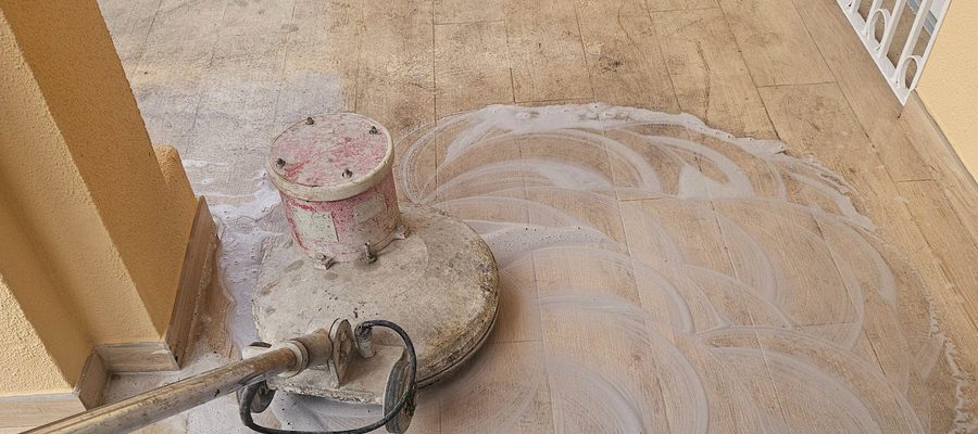 Fregadora industrial en proceso de limpieza de suelos afectados por incendio